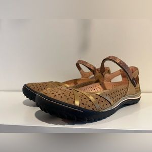 NWT Jambu Cherry Blossom Mary Janes, Taupe/Peach Nectar color. Women’s size 11.